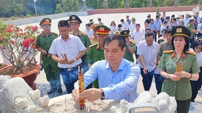 អុជធូបរំលឹកវិញ្ញាណក្ខន្ធ និងឧទ្ទិសកុសលដល់វីរជន និងយុទ្ធជនពលីនៅតៃនិញ។