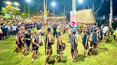 "Pertunjukan Gong dan Gendang Akhir Pekan" - Titik pertemuan budaya di jantung kota pegunungan.