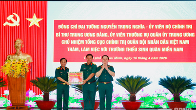 Generalul Nguyen Trong Nghia vizitează și lucrează în Ho Chi Minh City.