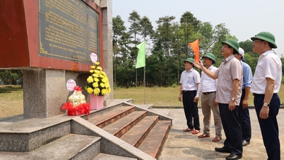 O secretário do partido, Nguyen Dinh Trung, ofereceu incenso no Memorial de Guerra de Duong Hoa e inspecionou o lago Ta Trach.