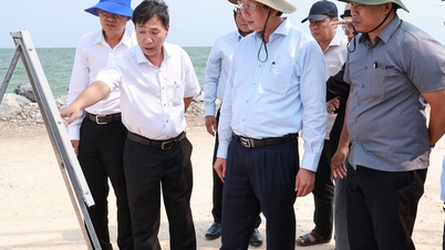 ທ່ານຮອງປະທານຄະນະກຳມະການປະຊາຊົນແຂວງ ເລວັນເຟືອກ ກວດກາການແຈກຢາຍກອງທຶນລົງທຶນຂອງລັດຢູ່ເມືອງຮ່າຕຽນ ແລະ ເມືອງໂຕເຈົາ.
