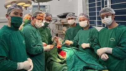 Nemocnice Viet Tiep Friendship Hospital úspěšně aplikuje mikrochirurgii k rekonstrukci těžce poškozené ruky.