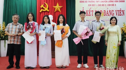 Výbor strany Střední odborné školy Luong Van Chanh uspořádal slavnostní přijetí 16 studentů do strany.