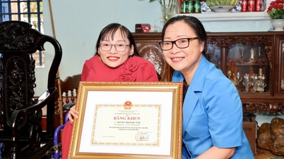 Bộ GD&ĐT trao Bằng khen cho cô giáo 'xương thủy tinh' mở lớp học miễn phí 20 năm
