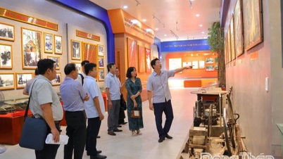 Đồng chí Huỳnh Minh Tuấn khảo sát tiến độ Nhà trưng bày Khu di tích Xẻo Quít