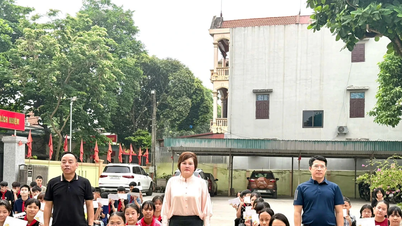 Para pengusaha Vietnam di luar negeri menyumbangkan banyak hadiah praktis kepada para siswa di sebuah sekolah pendidikan khusus.