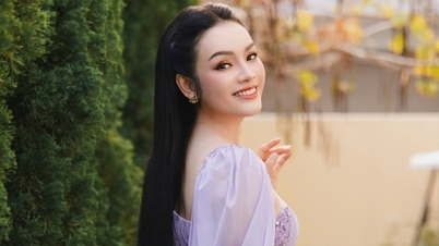 Associate Professor Tan Nhan, young and beautiful at 44, and Vice President Trinh Kim Chi tease her husband.