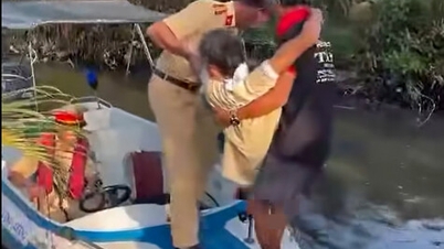 ट्रैफिक पुलिस ने स्ट्रोक के शिकार एक व्यक्ति को आपातकालीन उपचार के लिए समय पर अस्पताल पहुंचाने के लिए स्पीडबोट का इस्तेमाल किया।
