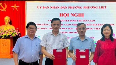 Phuong Liet Ward předává vedení Asociace seniorů a Asociace Červeného kříže Vlastenecké frontě.