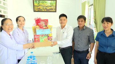 Los líderes de la comuna de Cam Lam visitan tres centros de asistencia social y les entregan regalos.