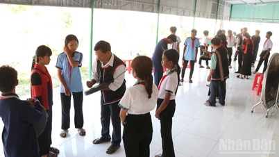 Det rungande ljudet av gongar ekar genom skolor i Khanh Hoas högland.