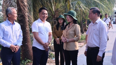 An Giang İl Parti Komitesi Başkan Yardımcısı Tran Thi Thanh Huong, Tan Hiep Beldesi Parti Komitesi ile kamu yatırımları konusunda çalışıyor.
