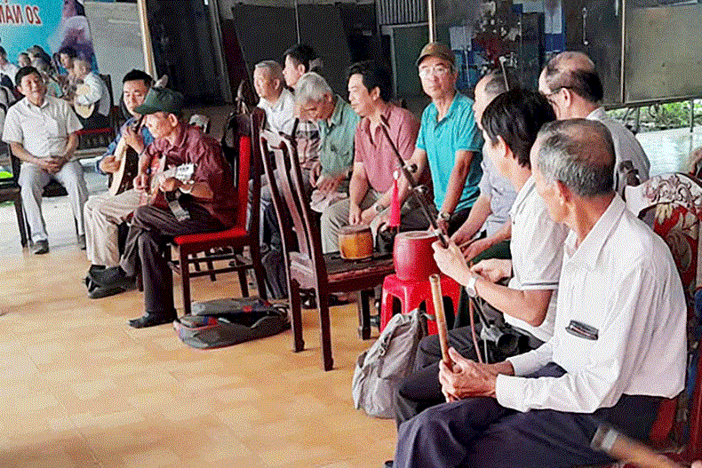 Más de 100 estudiantes participaron en una clase que enseñaba ópera tradicional vietnamita (canto cheo y van) e instrumentos musicales folclóricos.
