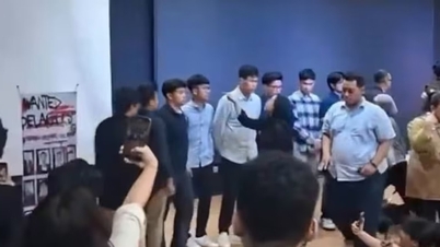 Ett prestigefyllt indonesiskt universitet har stängt av 16 studenter på grund av en skandal om sexuella trakasserier.