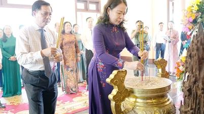 Visepresident Vo Thi Anh Xuan ofret røkelse til minne om statsminister Vo Van Kiet.