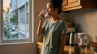When is the best time to drink water for the liver and kidneys? Experts point out the 'golden hour'.