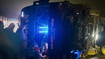 Kaygan yollarda, yolcu otobüsü kontrolünü kaybederek Noi Bai - Lao Cai otoyolunda devrildi.