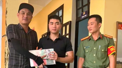 Un joven encontró 350 millones de VND y pidió a la policía que le ayudara a encontrar al dueño para devolvérselos.