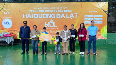 Turnamen Tenis Lam Dong menyumbangkan 100 juta VND untuk mendukung siswa dari keluarga kurang mampu.