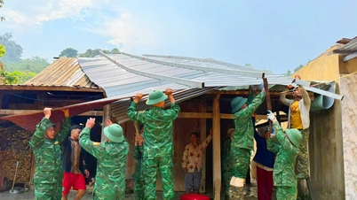 Pos Penjaga Perbatasan La Êê membantu warga memperbaiki rumah mereka setelah terjadi tornado.