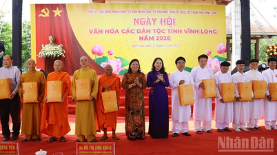 Vicepresident Vo Thi Anh Xuan bezoekt het Etnisch Cultuurfestival in Vinh Long.