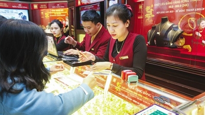 Gold prices plummet, gold dealers widen the buy-sell spread, and increase promotions for gold buyers.