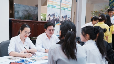 Des centaines de lycéens de Da Nang découvrent le véritable environnement universitaire.