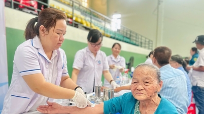 Warga Kota Ho Chi Minh sangat senang menerima pemeriksaan kesehatan gratis di rumah.