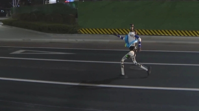 Vídeo: Un robot realiza una prueba previa a la media maratón robótica en Pekín.