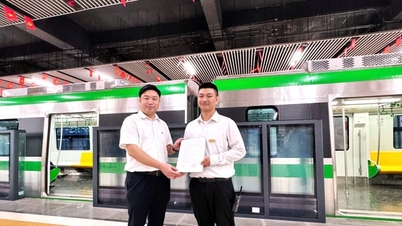 รถไฟฟ้าใต้ดินฮานอยได้มอบรางวัลพิเศษแก่พนักงานคนหนึ่งอย่างไม่คาดคิด สำหรับการช่วยเหลือผู้โดยสารในการติดตามทรัพย์สินที่สูญหายจำนวนมากกลับคืนมา