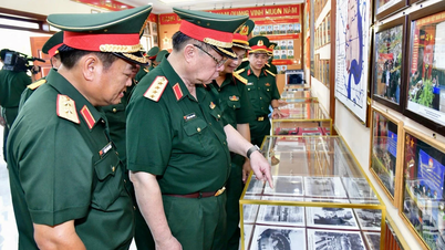 Jeneral Nguyen Trong Nghia melawat dan bekerja di Rejimen 10.