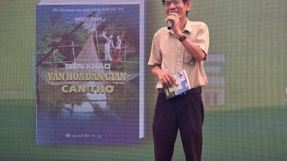 Thai Ngoc Anh író beszélgetést folytat a Can Tho népi kultúrájáról.