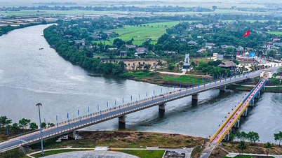 De pé na ponte Hien Luong, os habitantes de Quang Tri se emocionaram com a grandiosidade do festival.