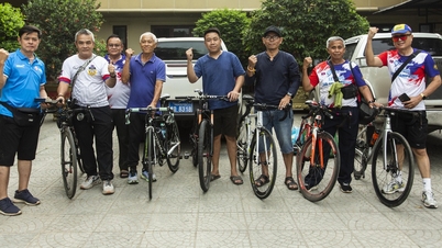 Atleta laosiano leva sua "bicicleta" de US$ 15.000 para participar do evento Cycling for Peace Day.