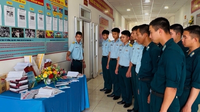 Bộ đội phòng không xếp sách thành 'cột mốc chủ quyền' lan tỏa văn hóa đọc