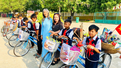 Don de 20 vélos à des élèves défavorisés ayant d'excellents résultats scolaires dans la commune de Bac Ai.