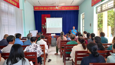 La comuna de Dien Khanh está difundiendo información sobre seguros sociales y pólizas de seguro médico voluntario.