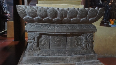 Vista de cerca del tesoro nacional, el altar budista de piedra en la pagoda Huong Trai.