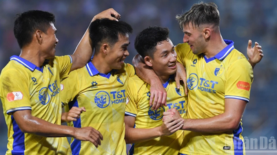 Hoang Hen a marqué un doublé lors de la victoire 4-2 de Hanoï contre le Becamex Ho Chi Minh-Ville.