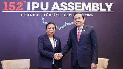 Der Vorsitzende der Nationalversammlung, Tran Thanh Man, empfängt den stellvertretenden Vorsitzenden der laotischen Nationalversammlung, Sounthone Xayachak.