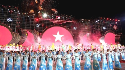 붉은 화려한 꽃 축제: 활기찬 관광 시즌의 시작을 알립니다.