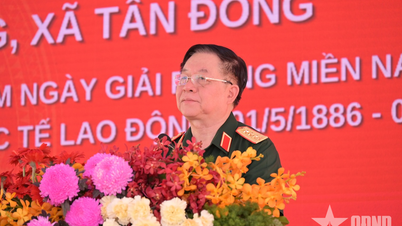 Le général Nguyen Trong Nghia a assisté à la cérémonie de pose de la première pierre de l'école primaire de Tan Dong dans la province de Dong Thap.