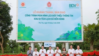 BIDV מוסרת פרויקט תצוגת LED המספק מידע על האתר ההיסטורי של מקדש הונג.
