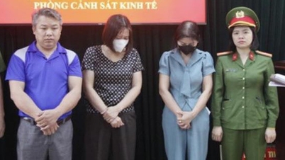식품점의 교장과 소유주는 유치원에 병든 돼지고기를 공급한 혐의로 체포되었습니다.