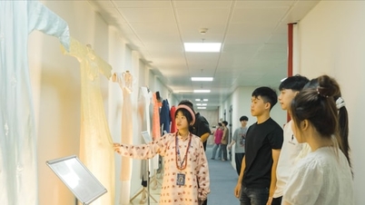 A fiatalok „kapcsolatba kerülnek” a vietnami ao dai örökségével.