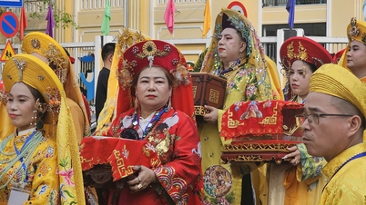 ពណ៌ស្រស់ឆើតឆាយបំពេញក្បួនដង្ហែរនៅព្រះបរមរាជវាំងហ្វេណាម។