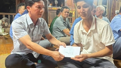 Leiders van de gemeente Bac Quang bezoeken de familie van het kind dat door verdrinking om het leven is gekomen.