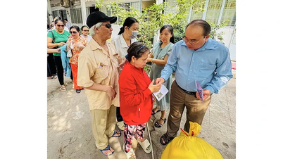 Many activities support blind people in difficult circumstances.