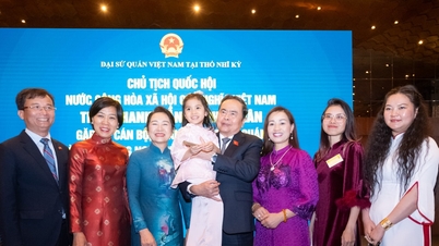 Tran Thanh Man, a Nemzetgyűlés elnöke találkozik a vietnami közösséggel Törökországban.
