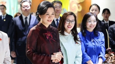 응오 푸옹 리 여사가 중국 광시 민속 음악 박물관을 방문했습니다.